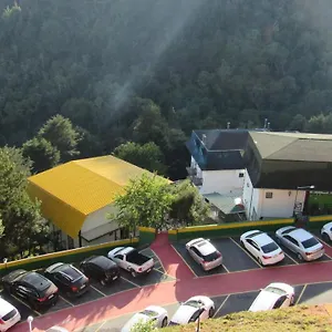https://golden-forest-pousada.camposdojordaohotels.net